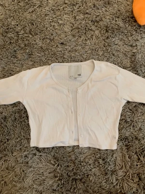 Kort kofta - Jag säljer denna fina vita koftan för att den aldrig används. Fint skick!! 29kr att skicka på postnord💗