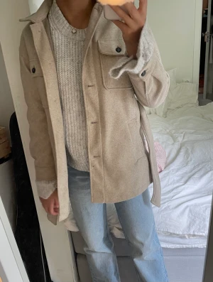 Kappa från zara - Kappa från zara jag köpte i våras, kommer inte till användning nu. Storlek S, funkar o ha tjockare tröjor under. Köptes för kring 500, fint skick🫶🏼
