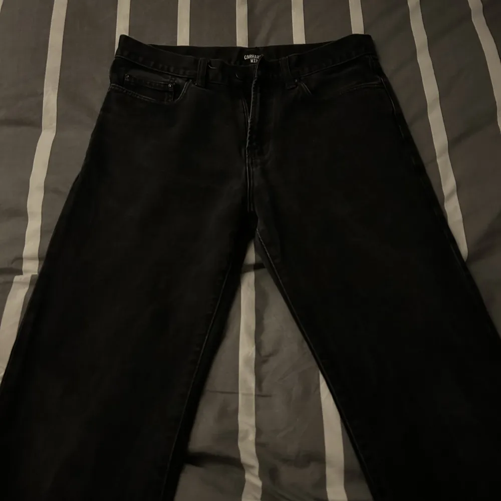 Ett par snygga svarta basic jeans. Väl använda men finns inga skavanker. Hör av er vid intresse! . Jeans & Byxor.