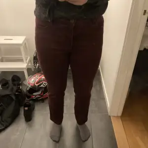 Jeans från flash i vinröd färg, storlek 42