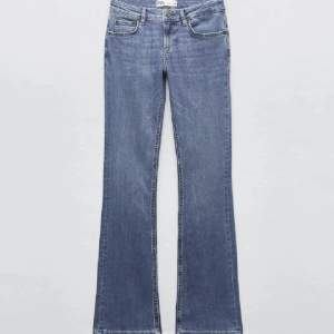 Low waist bootcut jeans ifrån zara🩷 färgen bleach blue