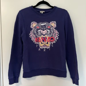 Kenzo tröja - Blå/lila kenzotröja. Storleken är 152 men passar xs/s. Slitage på ärmen (se bild 3).