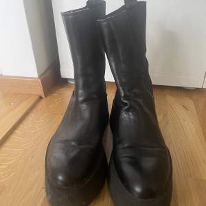 Svarta boots i platå, läderimitation från Zara 