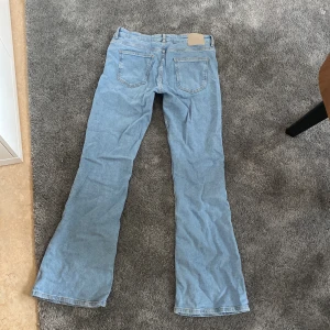 Typ nya Zara lågmidjade!!! - Endast använda en gång Zara lowwaist jeans i den perfekta ljusblå färgen! Säljes då jag tycker de va liiite för korta på mig (är 178 cm lång). Sitter i övrigt rätt normalt på mig som vanligtvis har 38, så lite mindre i storleken🩷🩷