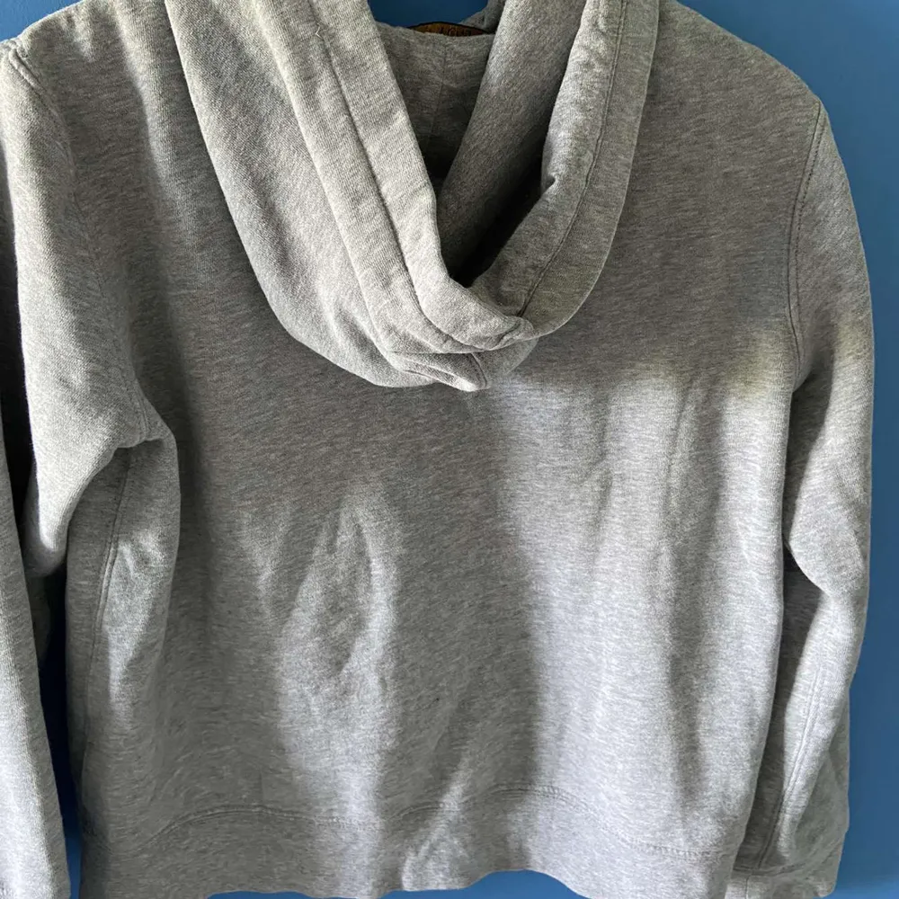 Säljer nu min gråa Ralph lauren zip hoodie säljer pga att den är för liten skick 9/10 använt några gånger men många ny pris 1800 mitt pris 649 pris kan diskuterars. Hoodies.