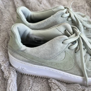 Gröna nike - Skosnöret på vänstra skon är sönder, går att köpa nytt om man vill annars funkar det, storlek 40,5. Köpta för 1800kr