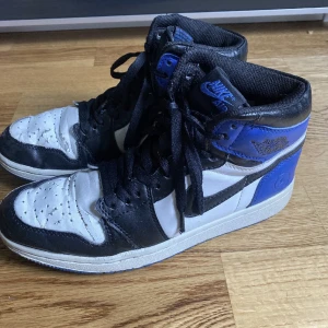 jordans - säljer mina blåa jordans, använda därav priset men ändå fina, storlek 40 men passar mig som har 39🩷