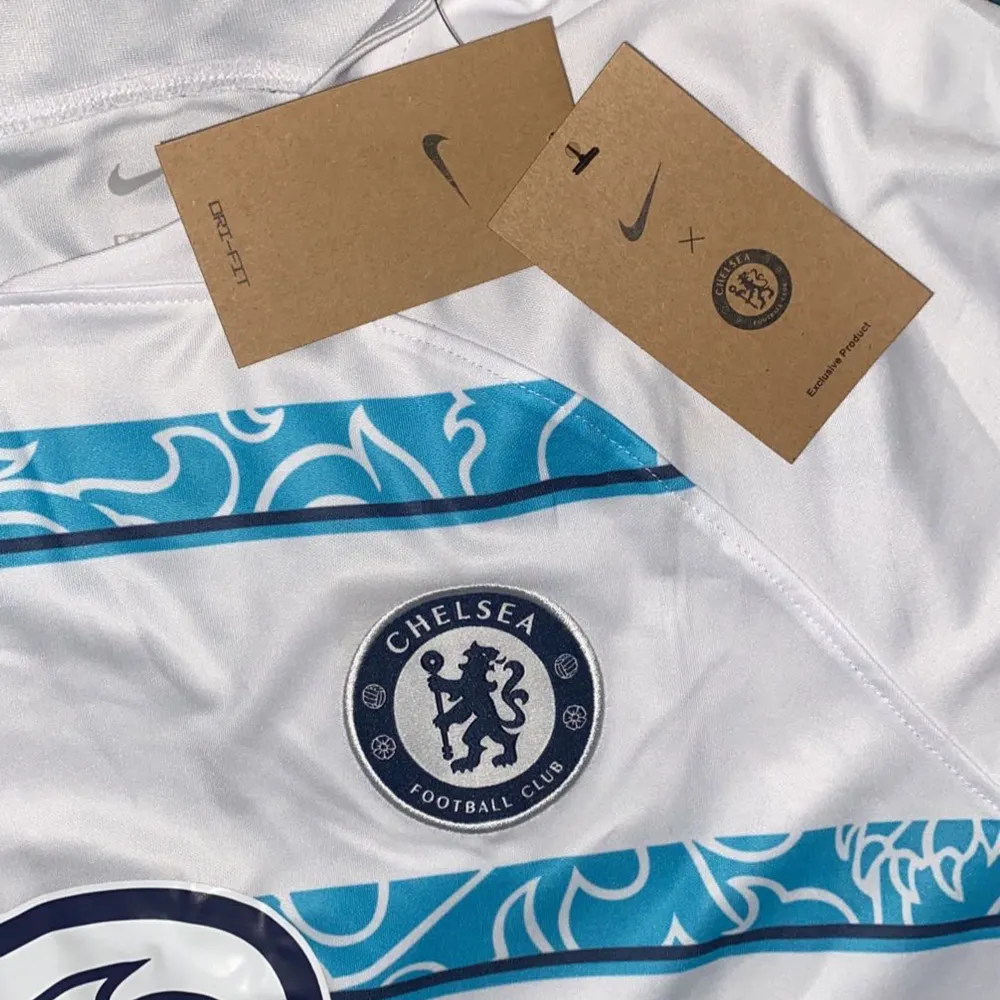 Chelsea borta tröja 22/23 oanvänd  Kondition 10/10 2xl men passsr som Xl . T-shirts.