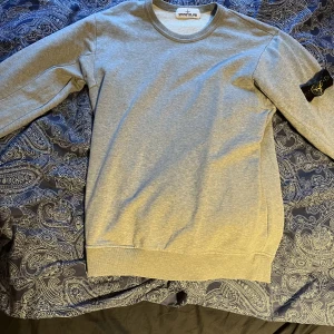 Stone Island tröja strl S - Väldigt bra skick, nästan aldrig använd. Sitter som normal S.