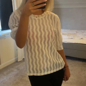 Vit topp - Säljer min vita blus från Sisters Point, helt oanvänd. Nypris ca 400kr💕