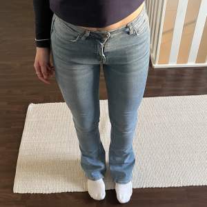 Säljer bootcut jeans från Gina i modellen ”Natasha bootcut” i storlek S!! De är perfekta i längden på mig som är 166cm😊 Säljer för 150kr +frakt 