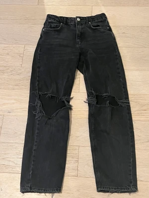 Ett par fina byxor från Gina  - Högmidjade jeans från Gina Tricot barn väl använda väldigt fin. Storlek 146