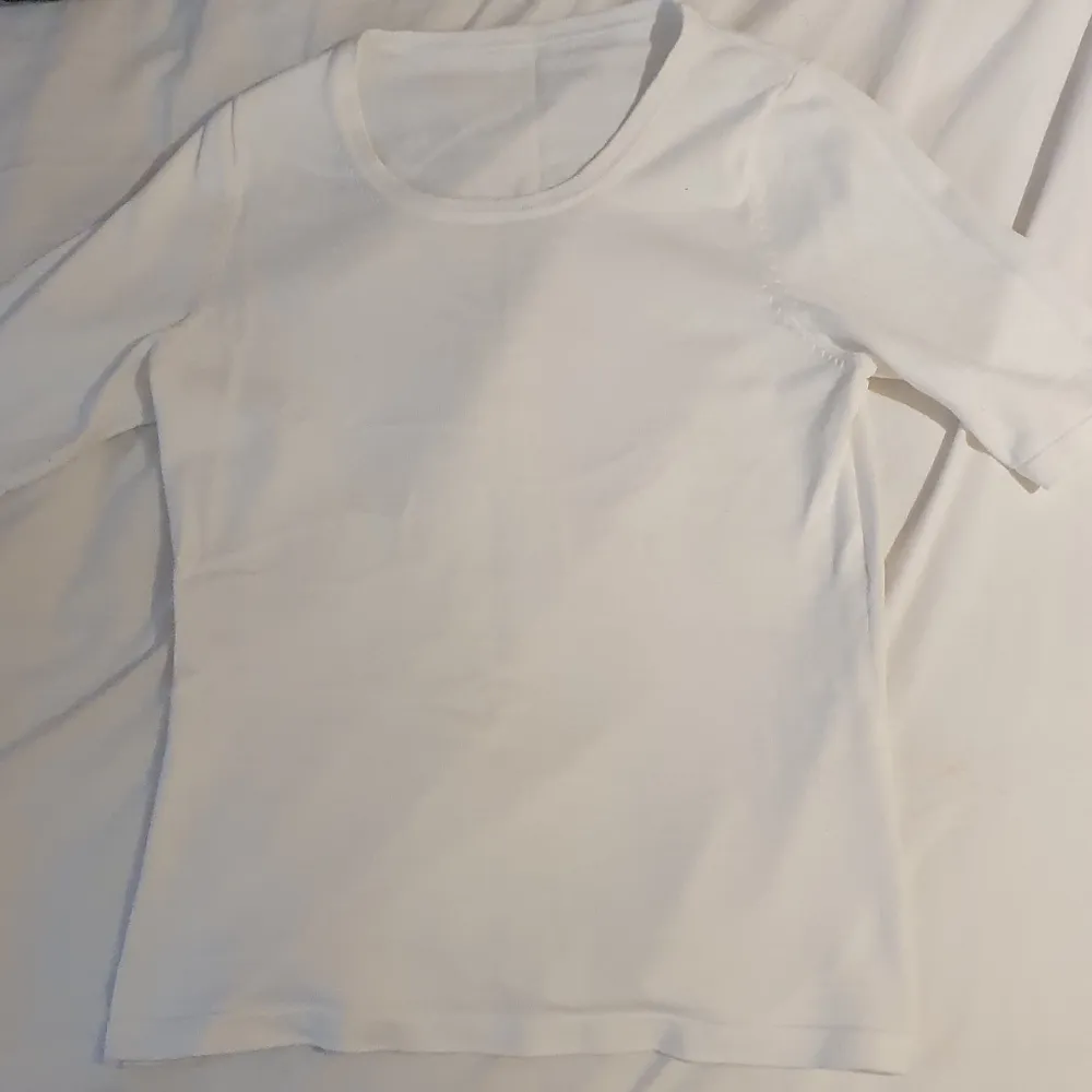 (Första bilden är lånad) Vit stickad T-shirt utan lapp, liknar tröjan på första bilden. Perfekt skick!. Stickat.