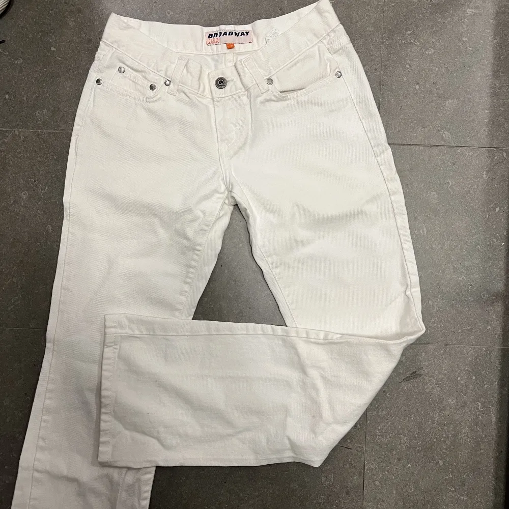Skitsnygga vintage lågmidjade vita bootcut jeans i toppenskick! . Jeans & Byxor.