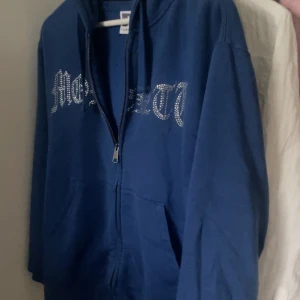 Rhinestone hoodie - Skit snygg Rhinestone hoodie i fin blå färg Alla stenar sitter kvar pris kan diskuteras vid snabb affär skriv gärna om ni har frågor.