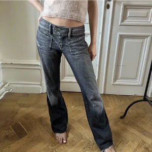 jeans från diesel - säljer dessa gråa/svarta jeans från diesel. raka i modellen och superfint skick! köpta här på plick men var tyvärr för små för mig som brukar ha W30-31 så säljer de vidare. bilderna är lånade 💖 midjemåttet är 36 cm rakt över och innerbenslängden 76cm. 