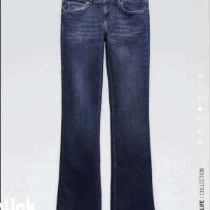 Säljer dessa låga midjade zara Jeans i st 38