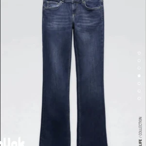 Zara low Rise bootcut  - Säljer dessa låga midjade zara Jeans i st 38
