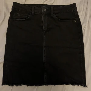 Jeanskjol Pieces - Säljer denna jeanskjol från Pieces då den inte kommer till användning. Har använt en del men inget som syns på sjävla varan. 