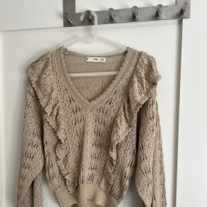 Tröja mango - Super fin tröja i bra skick ifrån mango. Knappt använd. Jätte fin med en spets bh eller ett spetts linne under. Den har även lite glitter i sig 