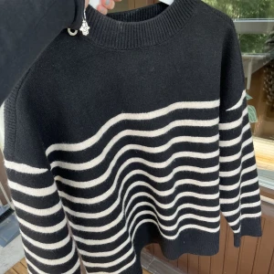 Stickad tröja - Stickad tröja från Zara! Sparsamt använd, inga defekter.