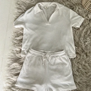 Frotté set från H&M - Skönt frotté ser från H&M. Stl M i tröja och S i shorts. Vit/krämvit färg. 