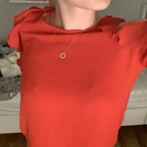 Röd blus - säljer denna röda blus med öppna axlar perfekt till jul, strl 164 passar mig som vanligtvis har xs/s. ❤️ använd vid 2 tillfällen