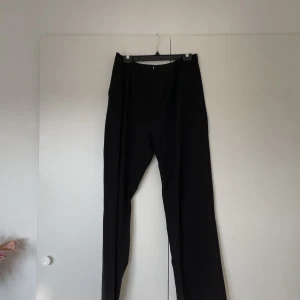 Kostymbyxor  - Svart rak kostymbyxa som är lite insydd i ryggen