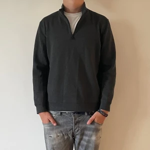 Massimo Dutti Half-Zip  - Massimo Dutti Half Zip - storlek M - varan är i jätte fint, inga flaws- modellen är 188cm och 83kg - vid frågor eller funderingar är det bara att skriva!