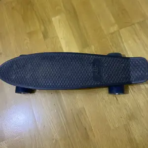 Oanvänd skateboard som ligger hemma och väntar på att bli sold