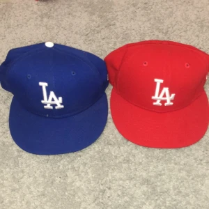 Två La kepsar - Jättebra skick