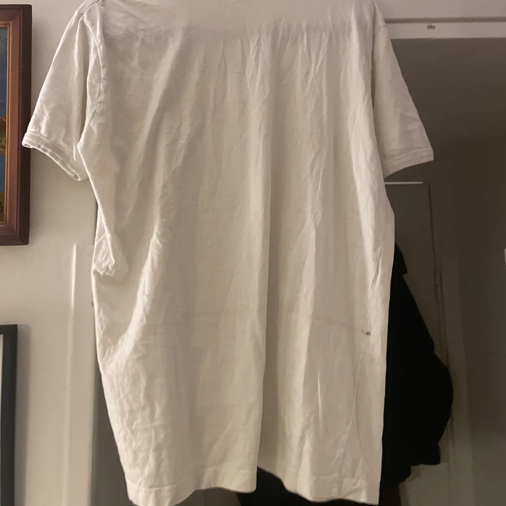 Skitcool vintage t shirt som inte kommer till användning. Sitter bra o snyggt på mig som är 180 priset är som alltid diskuterbart 🌟🌟🌟. T-paidat.