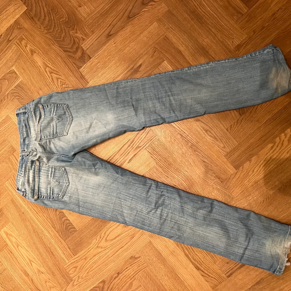 Jättefina raka ljusblåa diesel jeans.  De är lågmidjade och har jättefin tvätt.  De är i storlek w31 men jag har sytt in de och har midjemåttet 35cm. Jeans & Byxor.