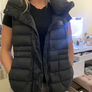 Canada snow vest  - super söt canada snow jacka perfekt till hösten. köpte den för 1600 men säljer halva pris 800. använder inte så mycket längre så om ni gillar den kan ni gärna skriva🥰