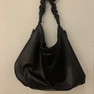 Väska - Super snygg väska, bra utrymme 