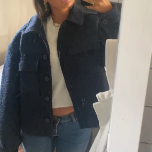 Kort kappa💙 - Säljer min superfina korta kappa från LeGer!! är i jättefint skick! Nypris 1139kr! Skriv för fler bilder! ☺️köp direkt för 900! postar alltid samma dag som du betalat!!💞