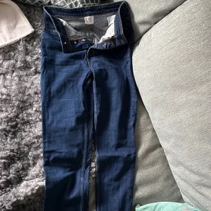 Jeans  - Samma modell som dem beiga jeansen, storlek 40 och knappt använda. 