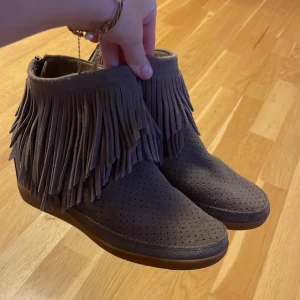 Shoe the bear  - Skor från shoe the bear med fransar. Storlek 38, är i väldigt bra skick knappast använda 