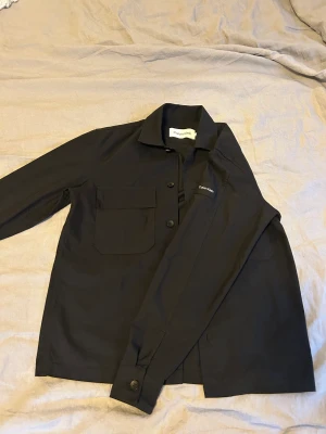 Calvin Klein overshirt  - Säljer en Calvin Klein overshirt i nyskick, använt  2 gånger. Storleken är S och jag är ca 173. Ordinarie pris 1200, Mitt pris 125 frakt inkluderas inte.