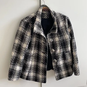 Rutig jacka  - Rutig jacka, köpt vintage, superfint skick. A formad 