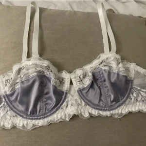 Bh - Jätte fin bh i satin utan inlägg. Storlek s. Passar om du har mindre kupa. Aldrig använd.