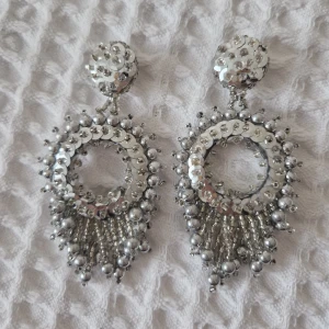 Örhängen - Coola örhängen i silver med paljetter och pärlor. Klämmor och ej piercing.