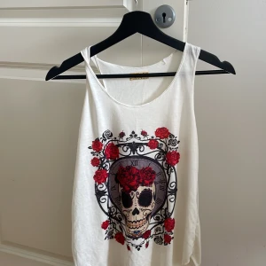 dödskalle linne! - linne med dödskalle inspirerad av dia de los muertos köpt i Thailand för flera år sedan. Fick av en släkting, och har inte använt den.