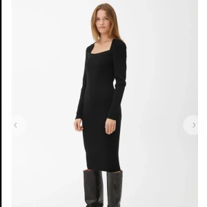 Arket ullklänning - Ullklänning från Arket, aldrig använd. Säljs pga kom aldrig till användning. Jättefin till höst/vinter då den är i midi-längd och i ull. Priset inkluderar frakt 