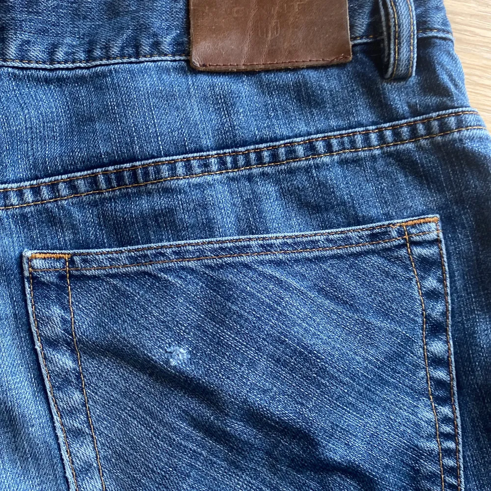 Säljer mina Gant Jeans som har blivit för små inte så använda men bara ett pytteliten hål i bakficka kolla sista bild  Köpte för 1200kr men säljer för 300kr Stl: W34/L34 . Jeans & Byxor.