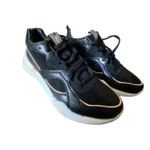 Puma skor - Skick: 10/10 aldrig använda  Strl: 38