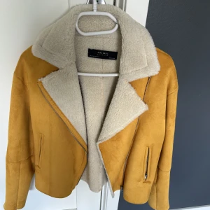 Jacka - Jacka från zara använd max 3 gånger. Normal i storlek och är i mycket bra skick. Fin senapsgul färg.