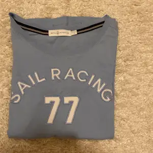 Ljusblå Sail racing T-shirt, fin kvalitet och bra skick. Använd fåtal gånger, dock liten fläck, se bild tre Storlek xs   (Säljer även matchande sail racing hoodie:)