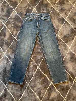 KARVE jeans  - Fett snygga jeans i loose fit, passar folk som har 29 i waist size och 32 i längd, jag är 180cm och det passar perfekt. Näst intill nyskick! Kan frakta eller mötas upp Nypris: 1300kr