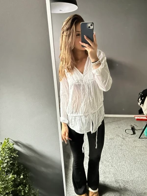 Vintage blus - Jätte vacker vintage blus som jag tyvärr inte vet märket på. Den har några år på nacken men är så fräsch🫶🏼